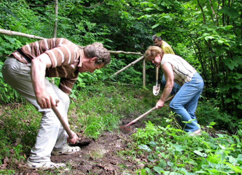 Tūristiem pārvietošanās pa Dzejnieka taku gar Mēmeli turpmāk būs daudz ērtāka. Par to 18. jūnija talkā gādāja partijas TB/LNNK Bauskas grupas biedri.
Autors: Vilnis Auzāns