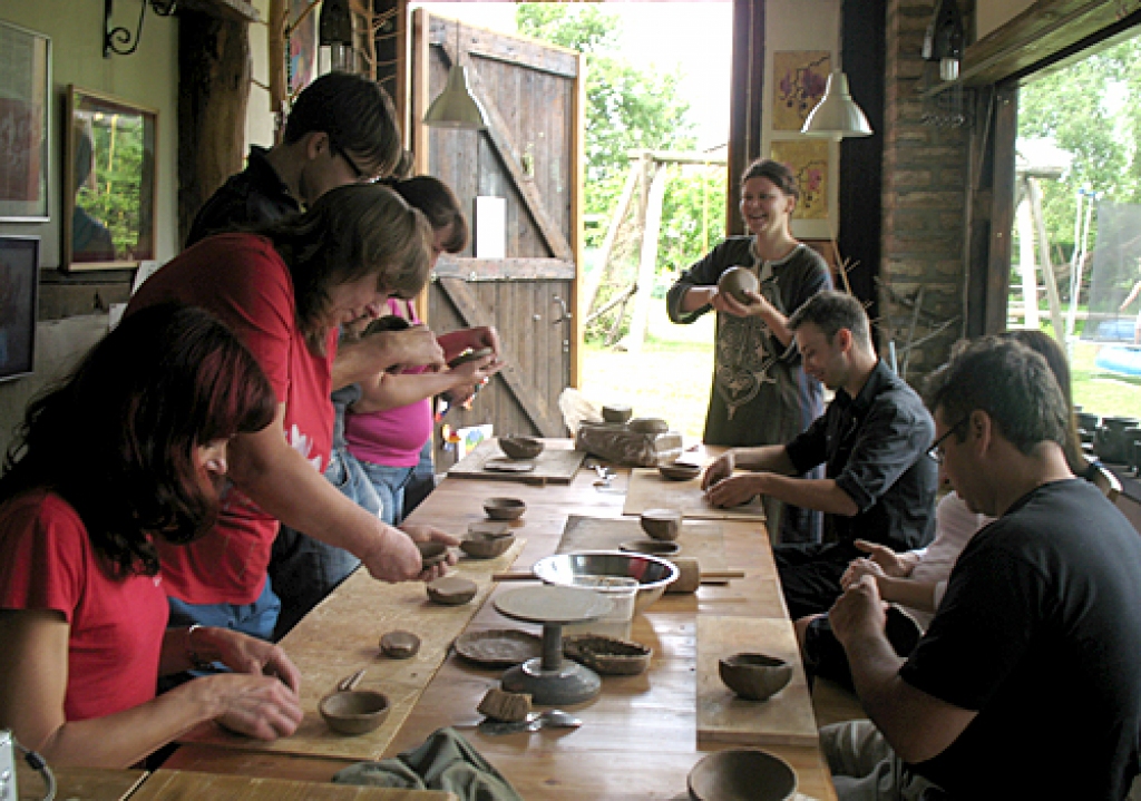 Lauras Ikertes darbnīcā māla trauku darināšanas pamatus apgūst brunavieši.
Autors: Vilnis Auzāns