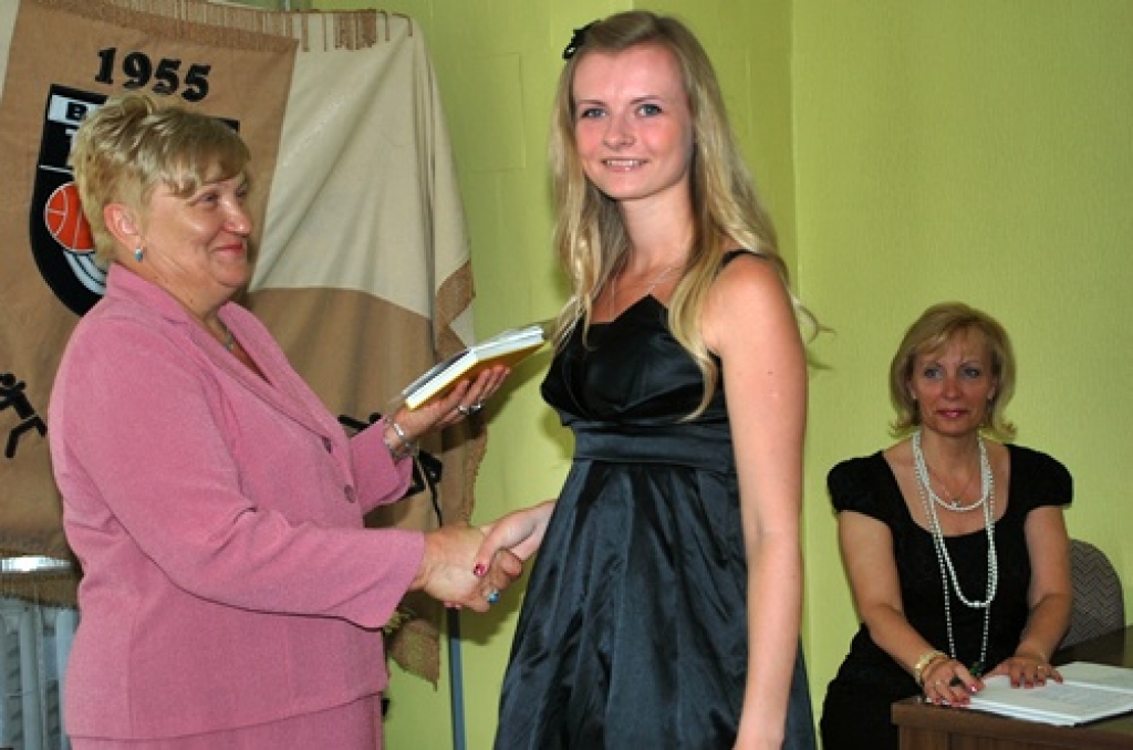 Liesmai Eņģelei apliecību par Bauskas novada Bērnu un jaunatnes sporta skolas beigšanu pasniedz direktore Biruta Grantiņa. 
Autors: Uldis Varnevičs