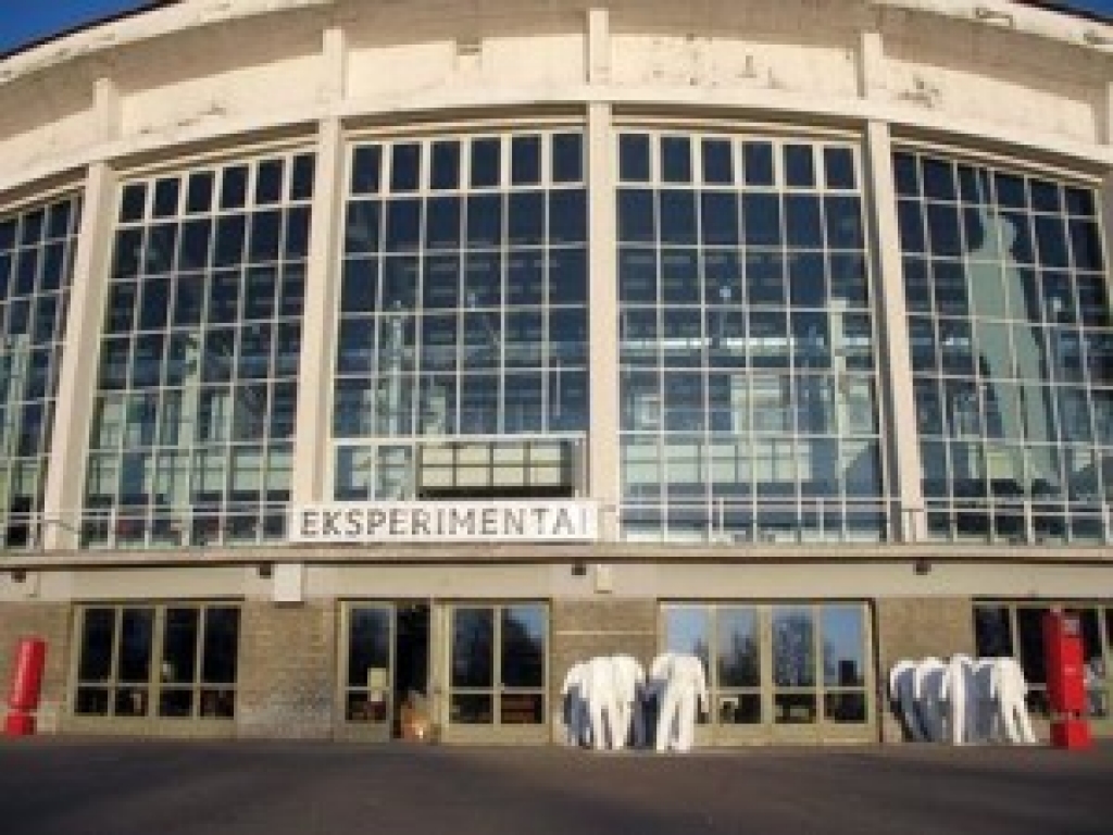 Skolēni apmeklēja starptautisko laikmetīgās mākslas triennāli «Eksperimental».
Autors: easyget.lv