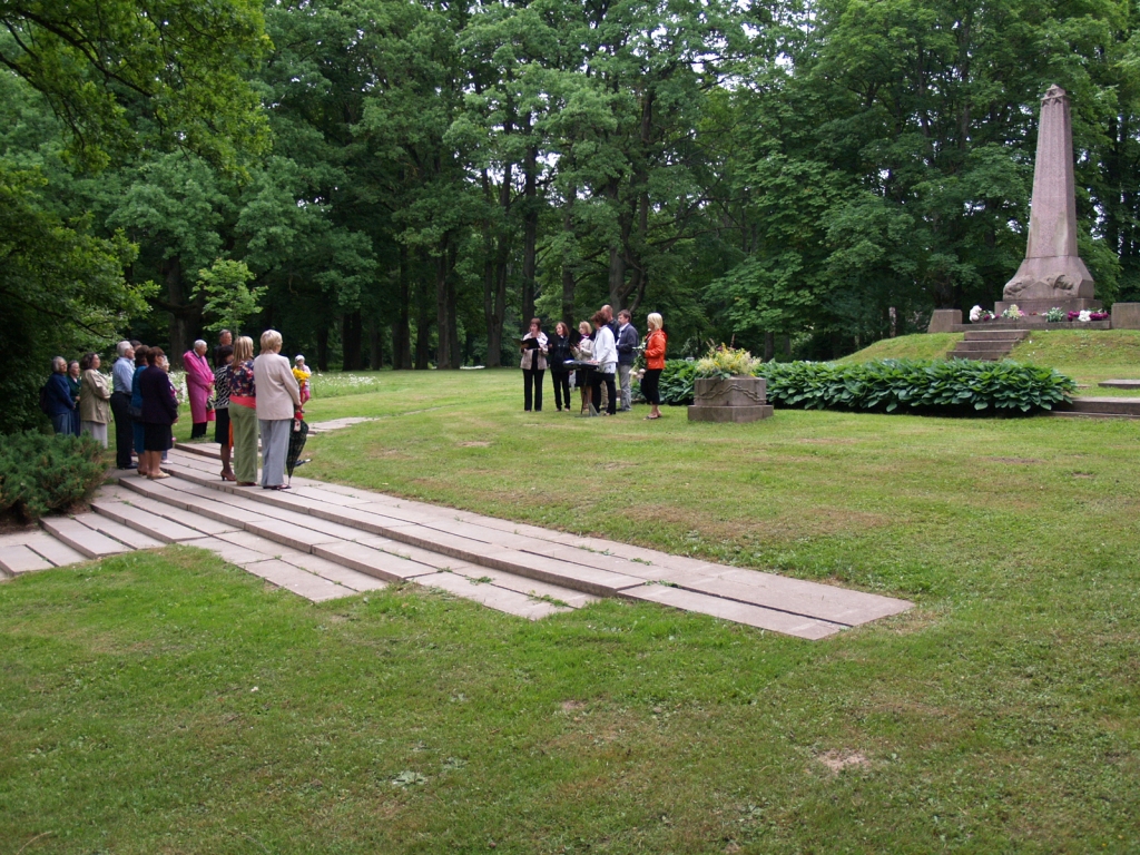 Izvešanas 70. gadadienas piemiņas brīdī pie Brīvības pieminekļa Iecavas parkā piedalījās kultūras nama ansamblis «Svētdiena».
Autors: Antra Ērgle