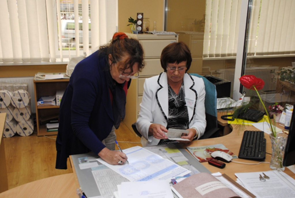 Viena no pēdējām par apturēto sociālās jomas likumu atcelšanu Bauskā parakstījās sociālā darbiniece Inta Baltgalve. Dokumentus noformē parakstu vācēja Tatjana Kalniņa. 
Autors: Ivars Bogdanovs