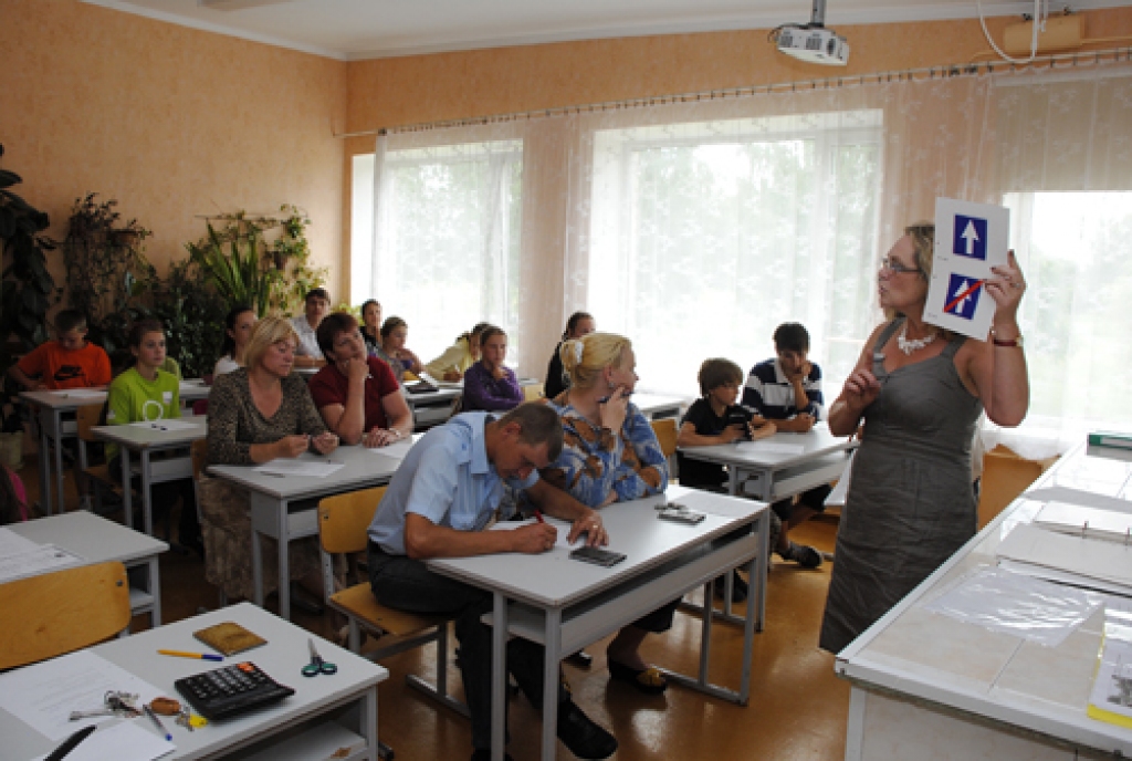 LAIMDOTA LASE saistoši atgādināja ceļu satiksmes noteikumus. Velosipēda vadītāja apliecību vēlējās iegūt 28 Codes pagasta iedzīvotāji.
Autors: Ivars Bogdanovs