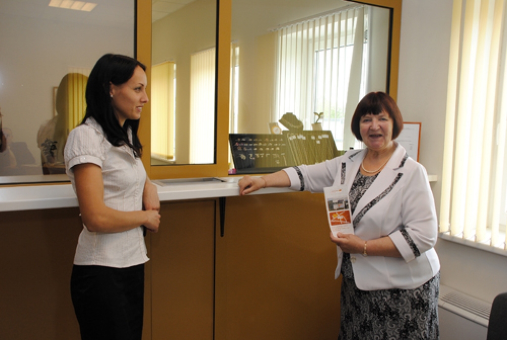 Elīna Vanaga (no kreisās), «Lombardi.lv» Bauskas filiāles vadītāja, darbā ievēros īpašu uzņēmumā izstrādātu ētikas kodeksu. Pēdējos padomus viņai sniedz Astrīda Babane, akciju sabiedrības «Unions» valdes padomniece.
Autors: Ivars Bogdanovs