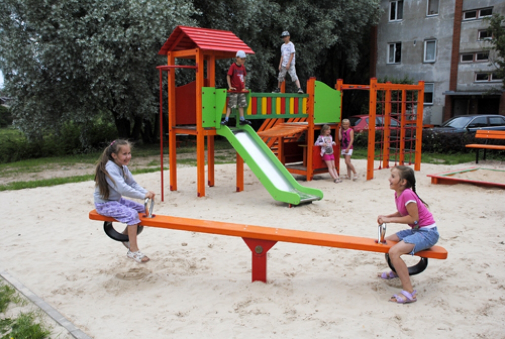 Uz rotaļlaukumu pie Bērzkalnu daudzdzīvokļu 11. dzīvojamā nāk spēlēties bērni arī no citām mājām.
Autors: Ivars Bogdanovs