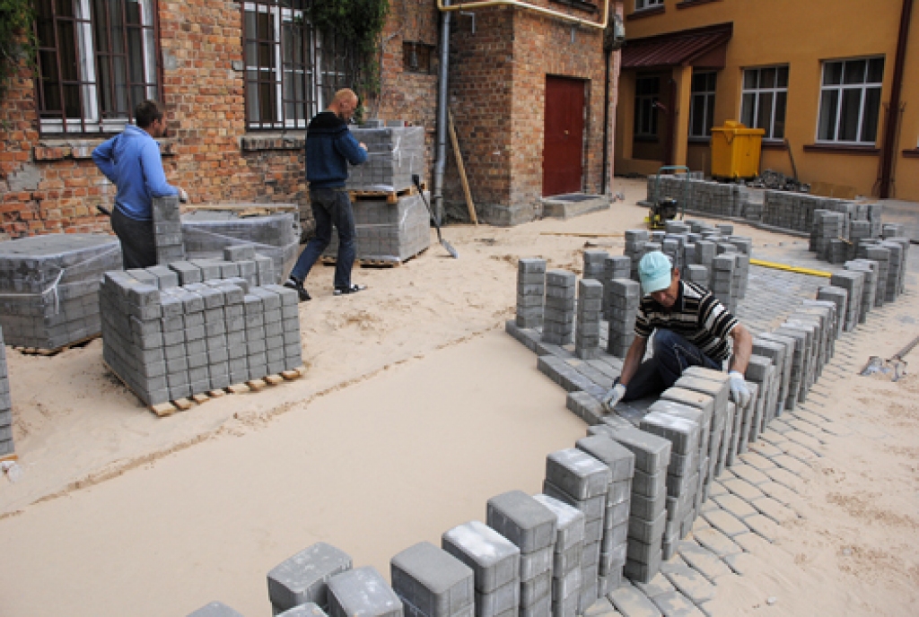 Šomēnes darbi Bauskas kultūras centra pagalmā ir jāpabeidz. Tādējādi Bauskā taps jauns spēles laukums nelieliem kultūras un atpūtas pasākumiem. 
Autors: Ivars Bogdanovs