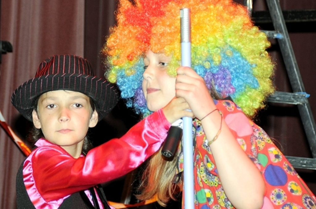 Studijas «Miljons» dalībnieki Armands Rutkovskis un Elizabete Laudiņa izpilda «Dod man bučiņ'!».
Autors: No «Bauskas Dzīves» arhīva.