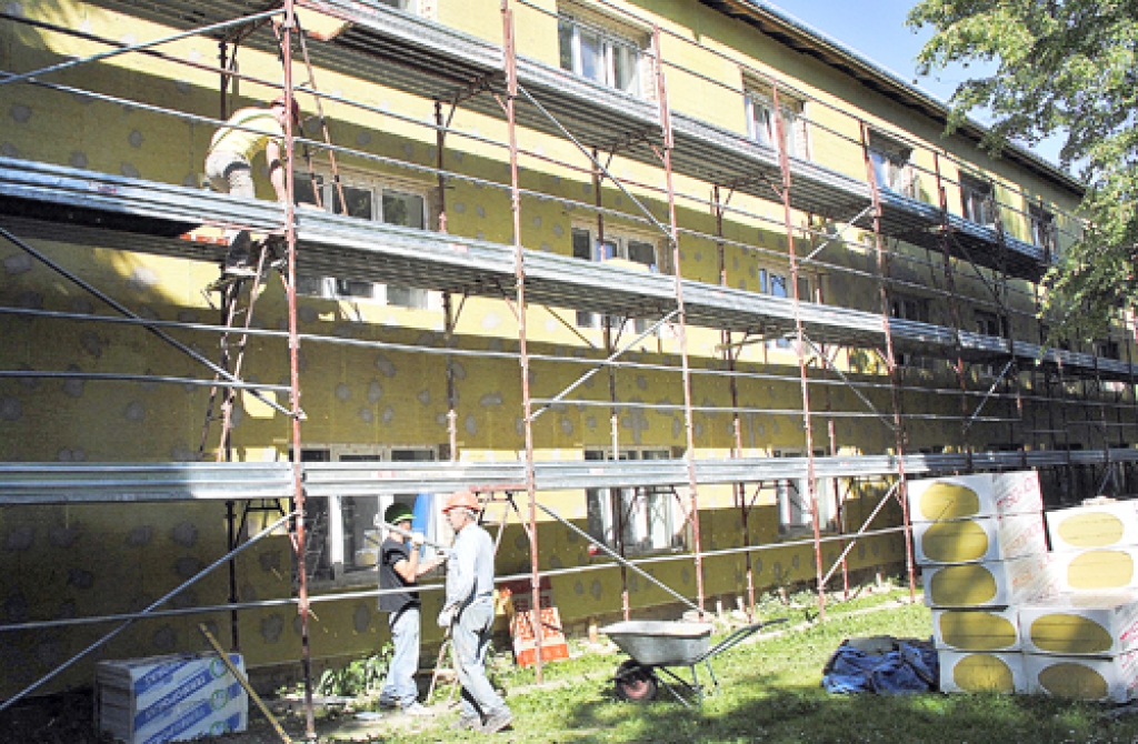 Pašlaik celtnieki Saulainē strādā gan topošā Rundāles novada sociālo pakalpojumu centra ēkas ārpusē, gan telpās, vienlaikus tiek būvēti gājēju celiņi, kuriem būs betona bruģakmens segums, teritorija būs apgaismota.
Autors: Ivars Bogdanovs