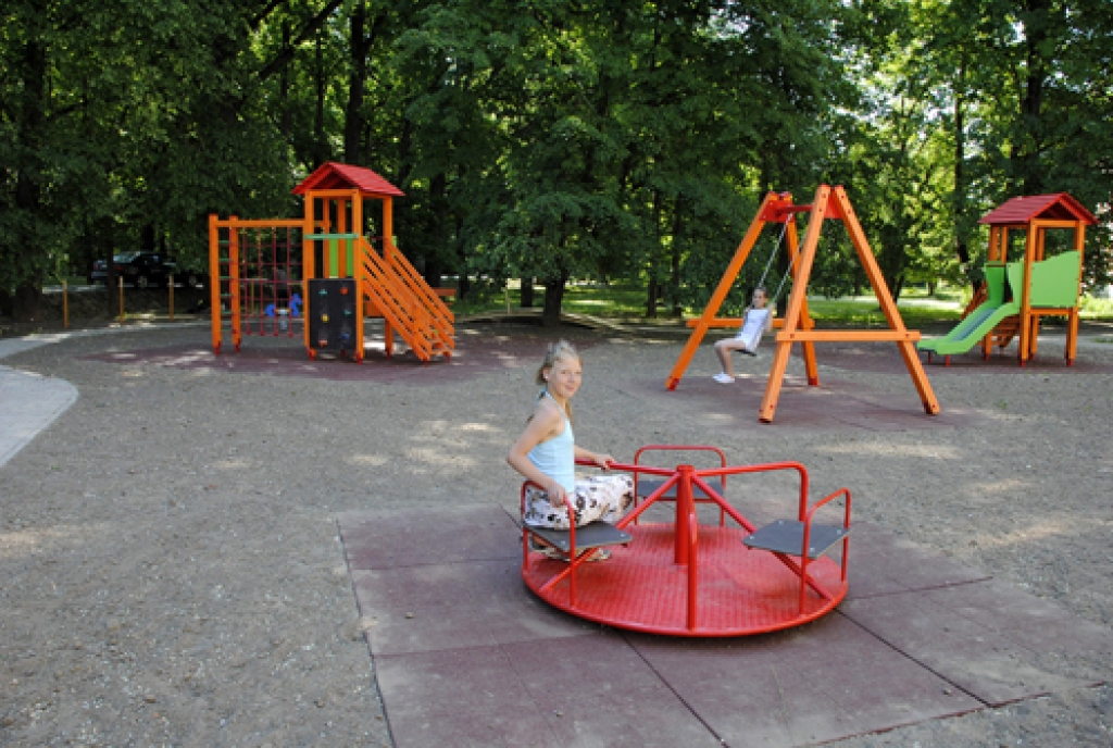 Saulainē bērni nepaiet garām jaunajam rotaļu laukumam. 
Autors: Ivars Bogdanovs