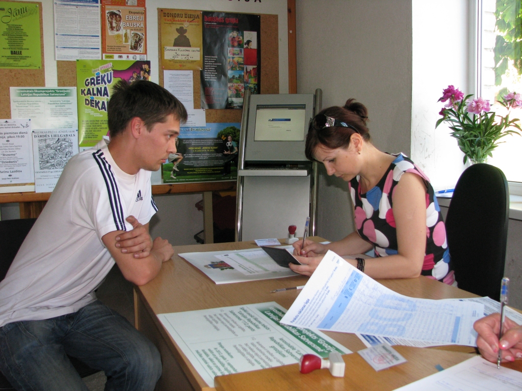 Pietrūcis apmēram 40 tūkstoši parakstu, lai ierosinātu grozījumus Satversmē par valsts valodas ieviešanu skolās.
Autors: Vilnis Auzāns