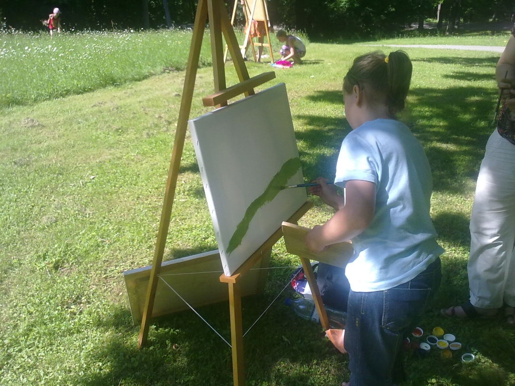 Iecavas parka gleznainās ainavas rosina mazo mākslinieku iztēli.
Autors: No albuma.