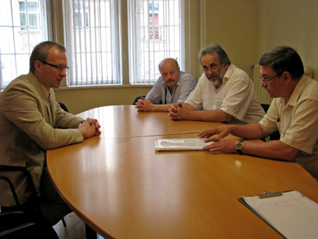 Veselības ministrijas valsts sekretārs Rinalds Muciņš (no kreisās) uzklausa baušķenieku pārstāvjus un apsola mapi ar savāktajiem 3587 parakstiem pievienot pārējiem dokumentiem, kurus vēl šomēnes iesniegs izskatīšanai Ministru kabinetā. 
Autors: Vilnis Auzāns