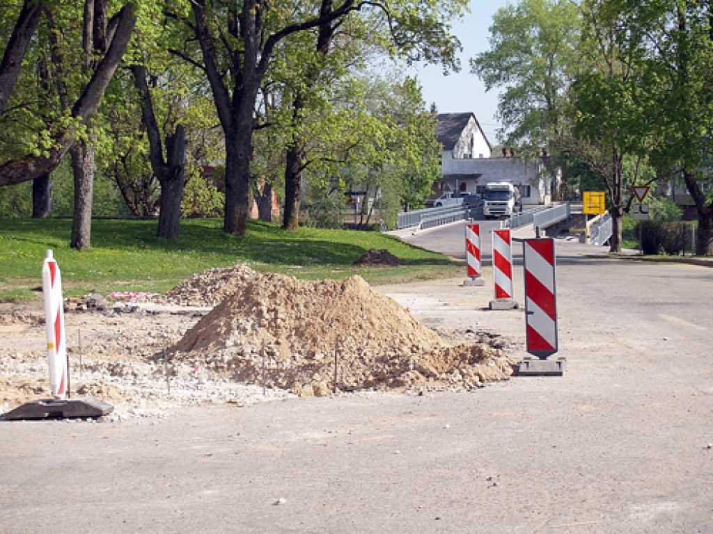 Šonedēļ slēgta satiksme Upes ielā Iecavā, jo uzņēmuma «Ceļu pārvalde» darbinieki ķērušies pie ceļa seguma ieklāšanas krustojumā ar Sila ielu. Nākamnedēļ tiks daļēji slēgta arī Sila iela no tilta puses.
Autors: Antra Ērgle