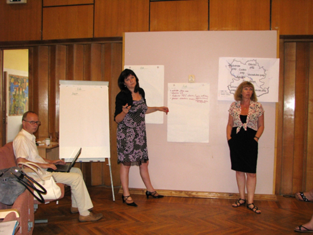 SIA «Baltkonsults» eksperte un projekta vadītāja Jolanta Gūža (centrā), kā arī eksperti Artūrs Dombrovskis un Ināra Stalidzāne fiksē visas sanākušo paustās idejas.
Autors: Vilnis Auzāns