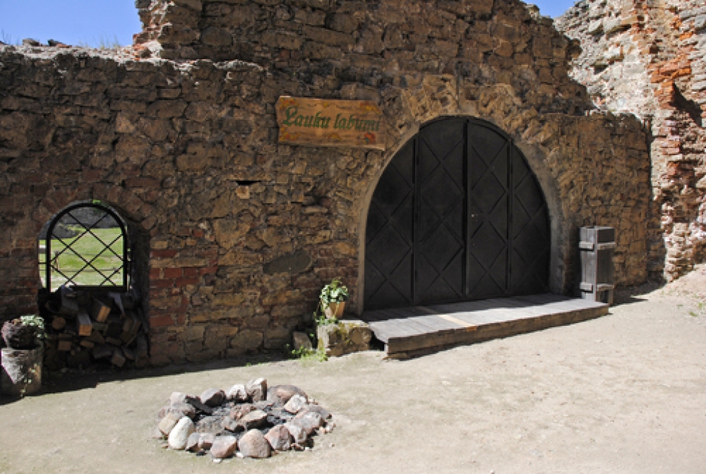 Suvenīru veikaliņš un āra kafejnīca, kas atrodas pie ieejas Bauskas pils tornī, sāka darboties pagājušajā nedēļā. Tagad bodītei ir cita saimniece, nosaukums un saturs. Telpas nomniece ir Codes pagasta zemniece Daira Jātniece, bet veikaliņa nosaukums «Lauku labumi». 
Autors: Ivars Bogdanovs