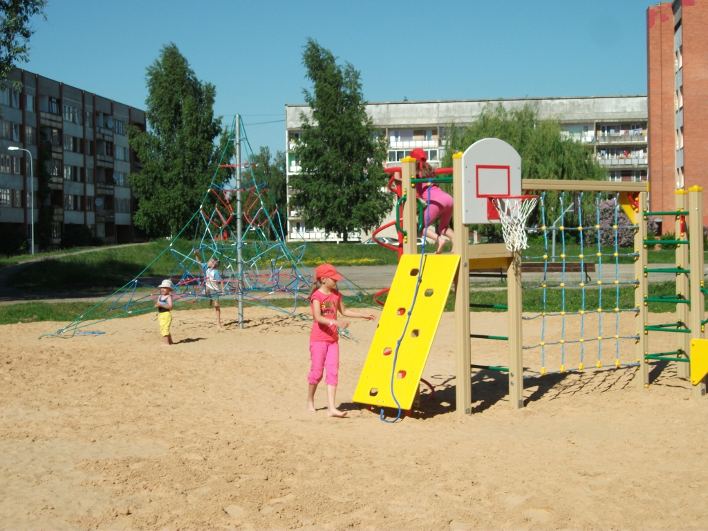 Līdz galam neizmantotajā laukumiņā starp Vītolu un Salātu ielas daudzdzīvokļu namiem nesen izveidots bērnu rotaļlaukums.
Autors: Kristaps Ābelnieks