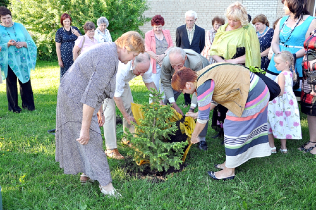 Floristikas pulciņa meitenēm eglītes stādīšanā palīgā steidzās brašie puiši no pensionāru biedrības «Virši».
Autors: Žanna Zālīte