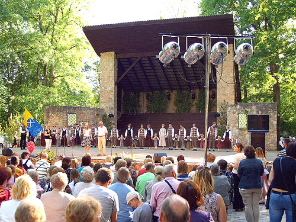 Atklāšanas koncerta sākumā Iecavas kultūras nama direktore Alma Spale un novada domes priekšsēdētājs Jānis Pelsis pateicās visiem, kas pielikuši roku estrādes atjaunošanā.
Autors: Antra Ērgle