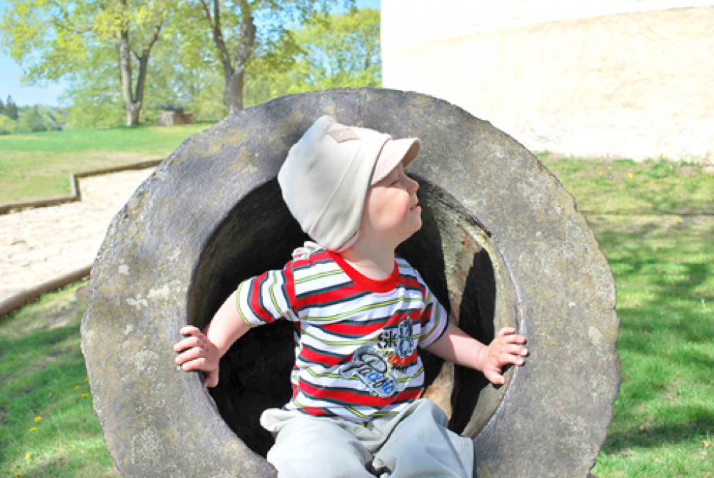 Pirmo reizi par Laimoņa Šulca modeli ir kļuvis gadu vecais kaimiņu zēns, kurš ērti iekārtojies Bauskas pils senā lielgabala mortīrā.
Autors: Laimonis Šulcs