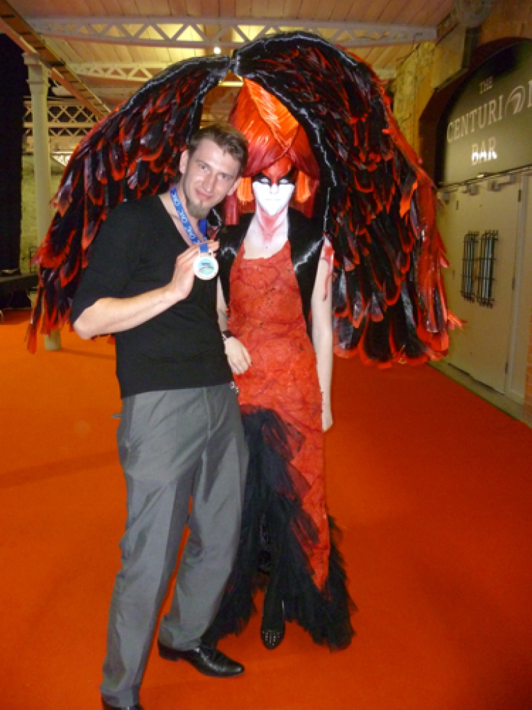 Kristaps Slakteris un viņa «mākslas darbs» – Eiropas friziermākslas un vizāžistu konkursā tas ieguva otro vietu.
Autors: no personiskā albuma.