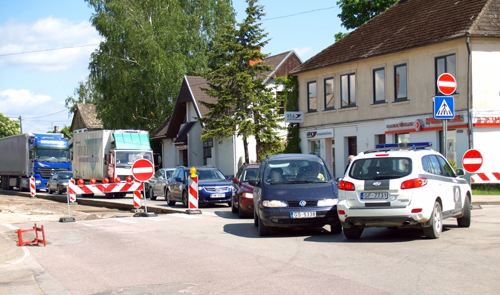 Lielākajā Iecavas krustojumā nereti dežurē policists ar auto, vajadzības gadījumā aizrādot šoferiem, kas mēģina bloķēt satiksmi. Neapzinīgi mēdz būt gan vieglo auto, gan furgonu vadītāji.
Autors: JĀNIS KLIMOVIČS