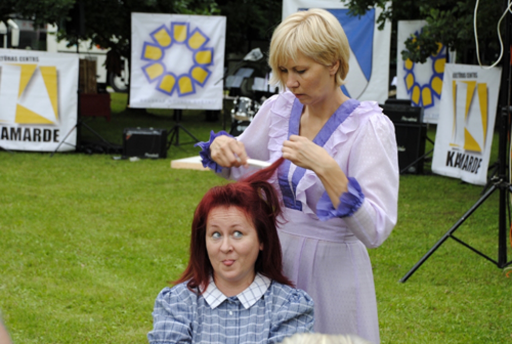 Bauskas novada otros svētkus pirmie sāka svinēt ļaudis Gailīšu pagasta Uzvarā. Pļavā pie lielā akmens piektdienas, 29. jūlija, vakarā pulcējās ap divi simti mazu un lielu svinētāju. Tika piedāvāta daudzveidīga koncertprogramma, atrakcijas...
Autors: Ivars Bogdanovs