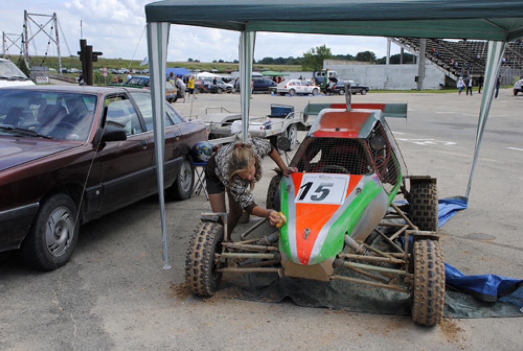 Latvijas Automobiļu federācija 24. jūlijā sporta kompleksā «Mūsa» rīkoja folkreisa Zemgales kausa izcīņu. Bija arī sacīkstes par «Mūsas» kausu autokrosā un amatieru autokrosa sacensības, startēja bagiji.
Autors: Ivars Bogdanovs