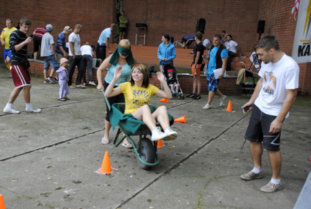 Bauskas novada Gailīšu pagastā ļoti aizrautīgi, ar izdomu un asprātīgi notikušas netradicionālas sporta sacensības. Tajās  vajadzēja ne tik daudz spēka, cik veiklības un koncentrēšanās spēju. Pīrāgu estrādē 23. jūlijā bija ap 80 dalībnieku...
Autors: Ivars Bogdanovs