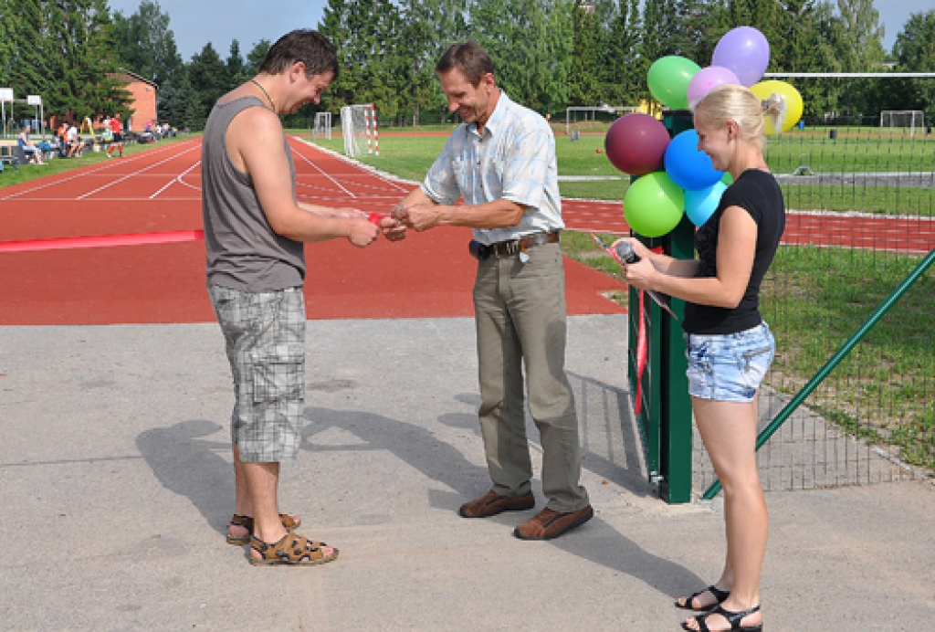9. jūlijā ar sporta un sadziedāšanās svētkiem svinīgi atklāts rekonstruētais stadions Vecumnieku novada Vallē. Svētku norise – fotoattēlos.

