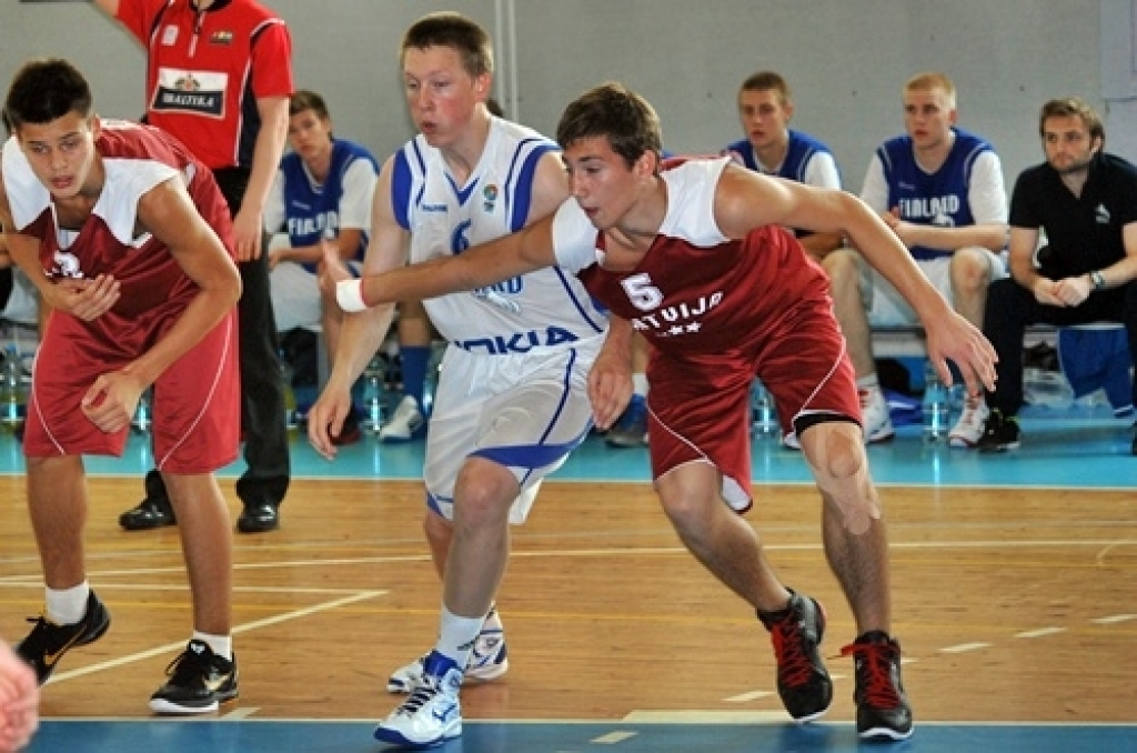 Latvijas U-16 izlases basketbolisti 5. jūlija vakarā Bauskā, sporta namā «Mēmele», pārliecinoši sagrāva Somijas līdzaudžus ar rezultātu 79:49. Bet otrajā spēlē 6. jūlija vakarā Latvijas izlase Bauskā zaudēja somiem ar 59:67.

Izlasi spēlēm...
Autors: Uldis Varnevičs