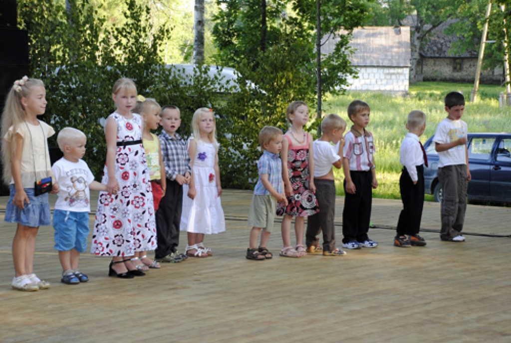 Ikgadējie Kurmenes pagasta lielākie svētki – Pēterdiena – šogad dalībnieku atmiņā paliks ar interesantiem teātra uzvedumiem un «augstdzimušu» personu nedienām uz skatuves. 
Autors: Ivars Bogdanovs