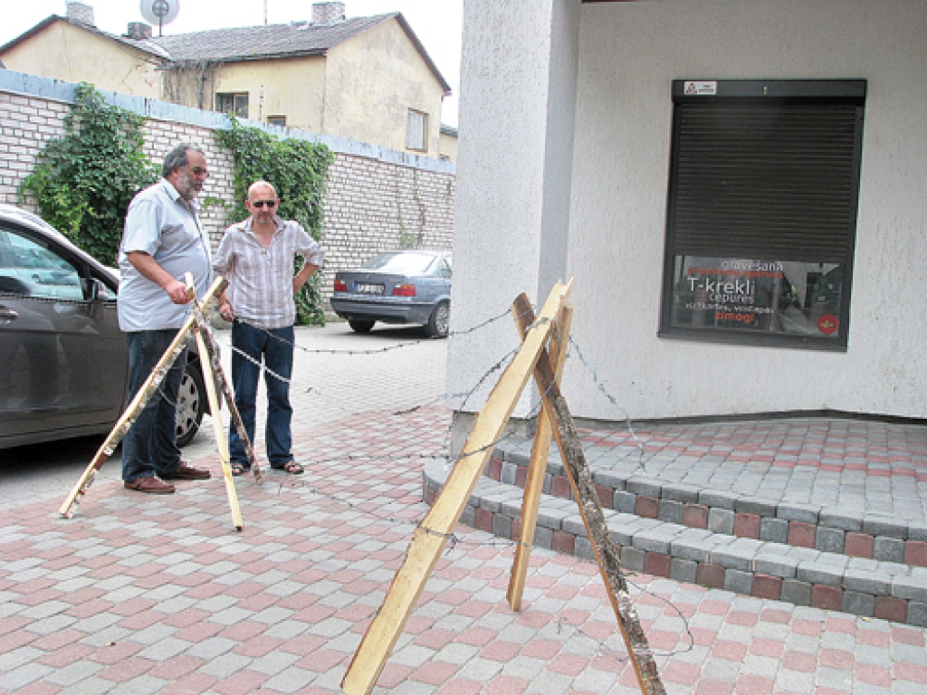 Bauskas uzņēmējs Gūrijs Bulle pie sava uzņēmuma Baznīcas ielā uzstādījis simbolisku dzeloņstiepļu žogu, protestējot pret varas iestāžu nespēju savaldīt vandaļus. 