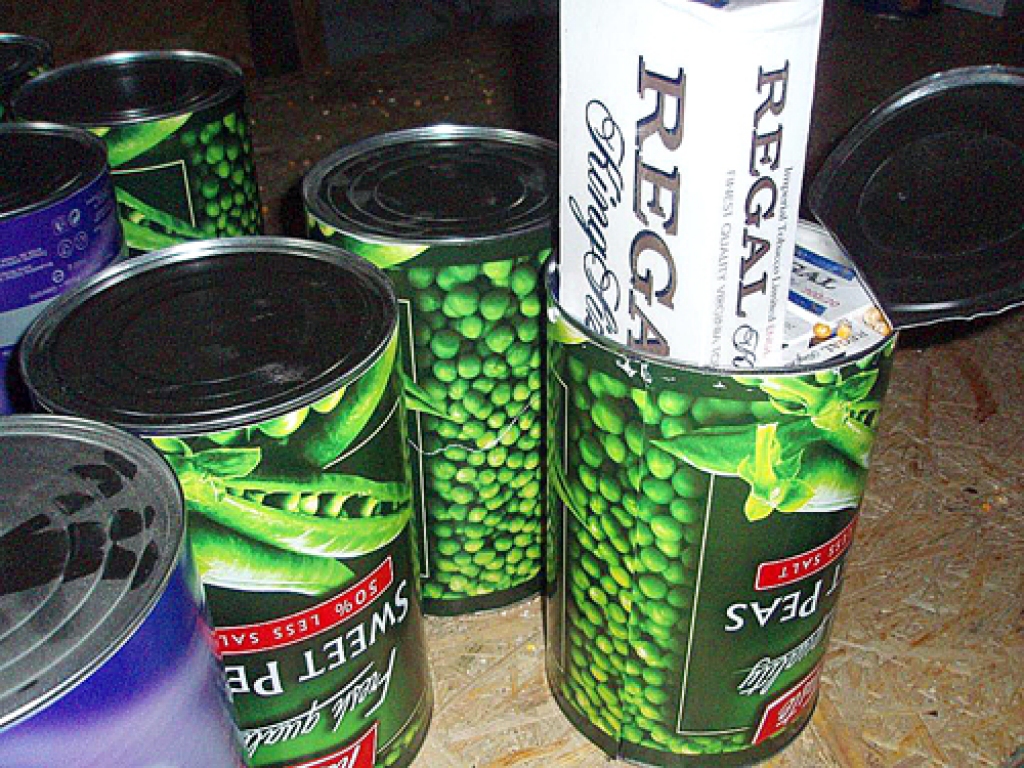 Likumpārkāpēji kontrabandas cigaretes iepakoja pārtikas – zirnīšu, kukurūzas un kafijas – metāla kārbās.