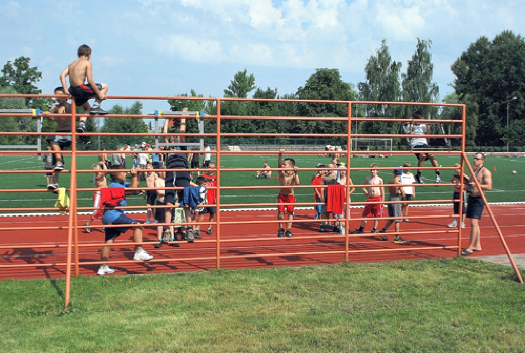 Džudisti trenējas Bauskas 1. vidusskolas stadionā. 