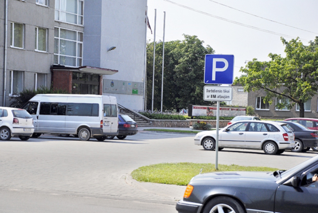 Stāvlaukumos Bauskā ir dažādi ierobežojumi. Ir vietas, kur norādīts stāvēšanas ilgums, citviet papildplāksnīte noteic, kādus automobiļus drīkst laukumā novietot.