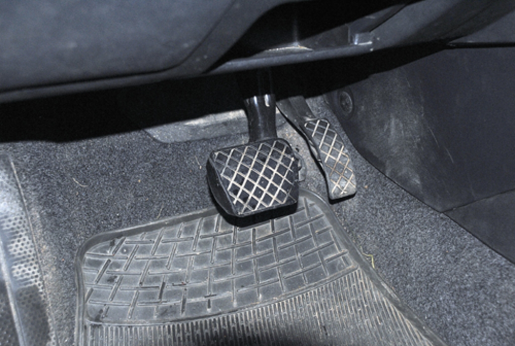 Divi pedāļi autovadītājam – tas nav nekāds jaunums. Arvien vairāk šoferu Latvijā apgūst iemaņas stūrēt mašīnas ar automātisko pārnesumu. 