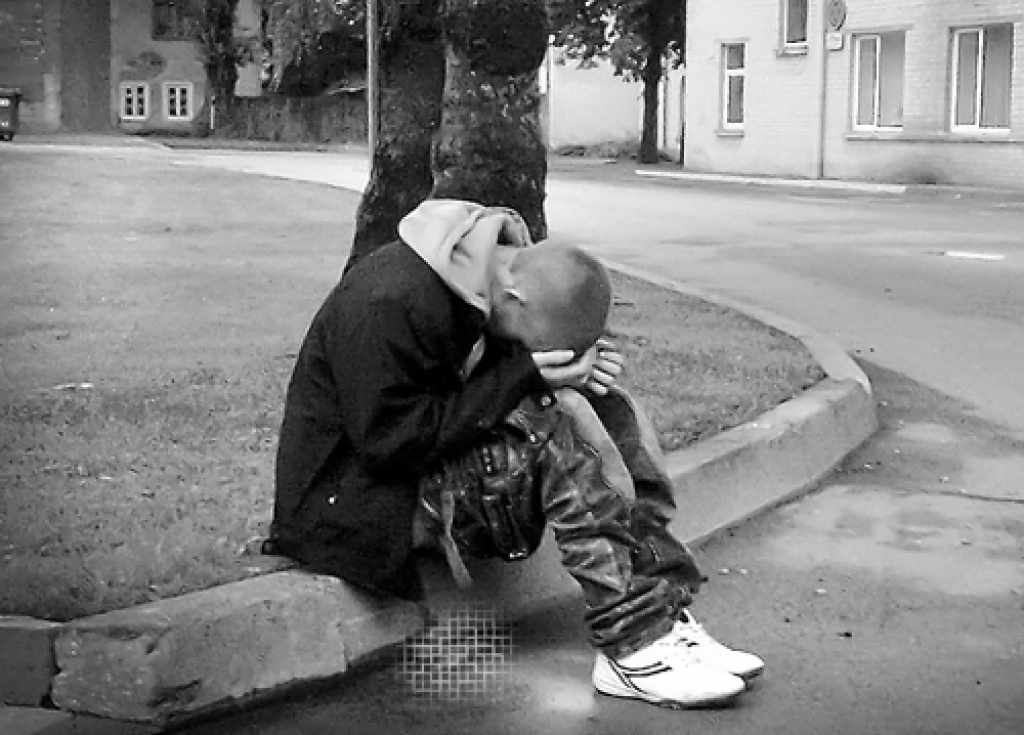 23. jūlijs plkst. 6.15. Bijušās Bauskas pilsētas pārvaldes pagalms. No bāra iznākušais piedzēries jaunietis aizmidzis. 