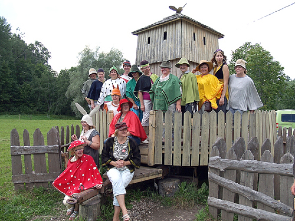 Meža mācību centrā «Pakalnieši» mūspuses saimnieces iejutās putnu, zvēru, kukaiņu, augu, sēņu ādā. 