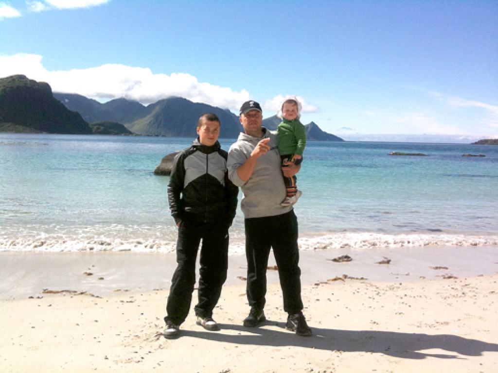 VIESTURA MOKRIJA ģimene – meita Elizabete, draudzene Līga (nav attēlā, jo fotografēja) un viņas dēls Kaspars – Norvēģijā jūtas labi gan emocionāli, gan finansiāli. Tomēr svešā ziemeļu valsts Viesturam ar saimi esot tikai pagaidu mītnes vieta, viņi plāno atgriezties dzimtenē. 