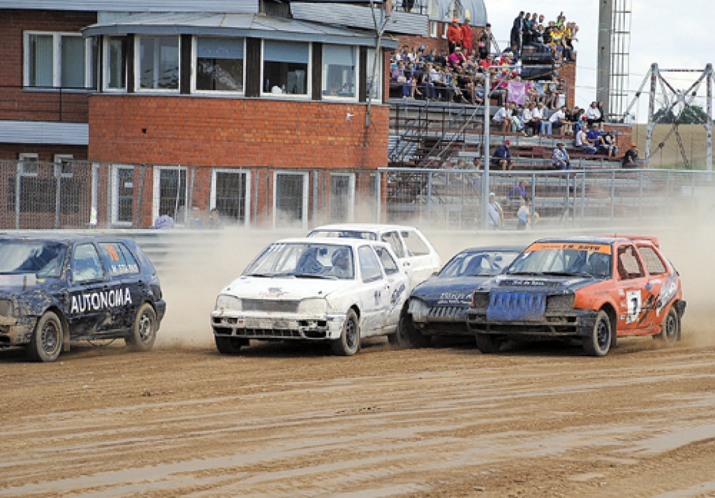 Agresīva cīņa ar blakusauto «iebuktēšanu» bieži vien sākās jau startā. 