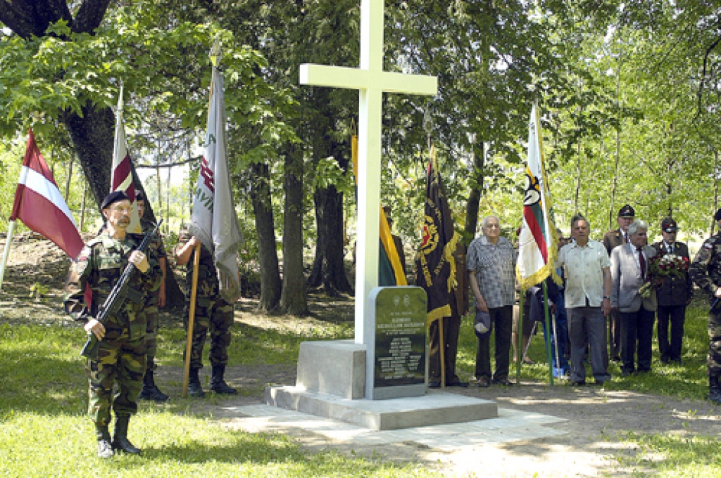 Piemiņas zīme nacionālajiem partizāniem – Baltais krusts – savulaik uzstādīta pie Mežgaļu pamatskolas.