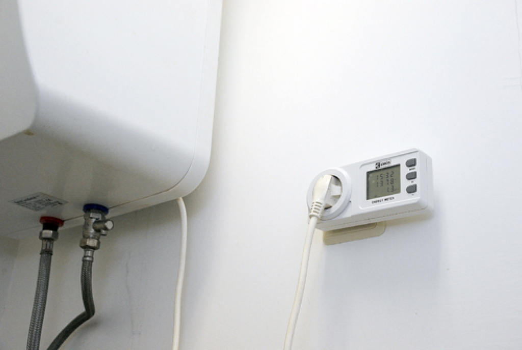 Ja vēlas noskaidrot, kā ietaupīt elektrību, noderīgi būtu pārbaudīt katras iekārtas patēriņu ar speciālu mērierīci. 