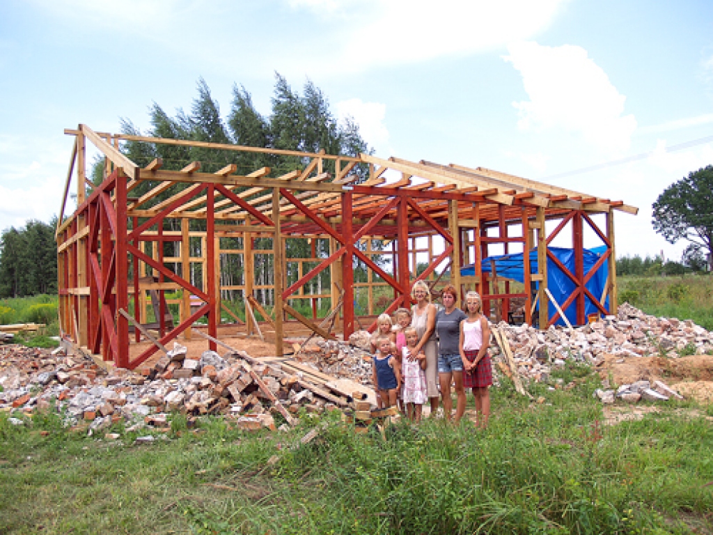 Sanita Dombrovska ar bērniem Līgu, Janu, Ditu, Saniju, Gintu un Daci pie topošās mājas, kuras būvēšanā līdz ar ģimenes labdariem roku pieliek visi. 