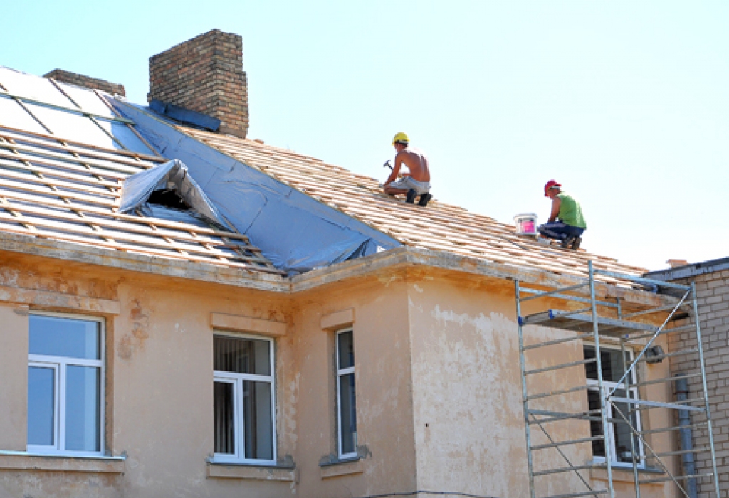 Zem jaunā jumta Vecumnieku vidusskolas vecajam korpusam jātiek līdz 26. augustam.  