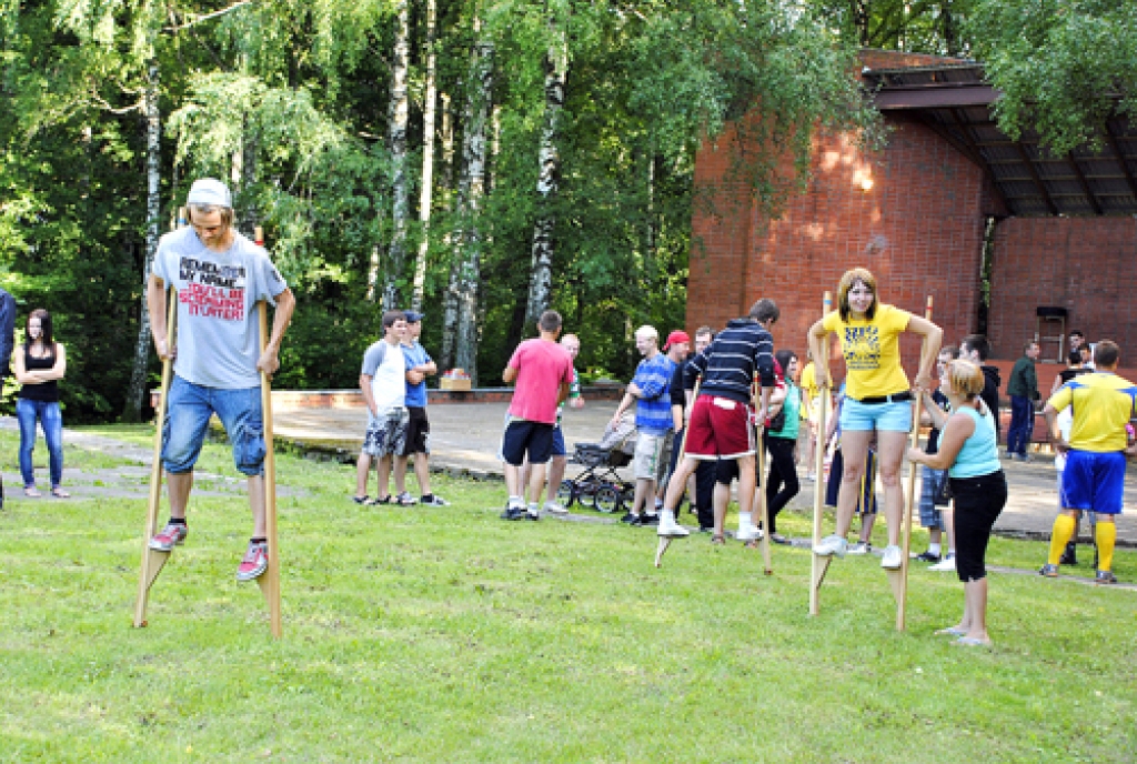Netradicionālo sacensību dalībnieki iepriekš nezināja, kādi pārbaudījumi viņus gaida, tāpēc trenēties varēja tikai brīdi pirms starta. 