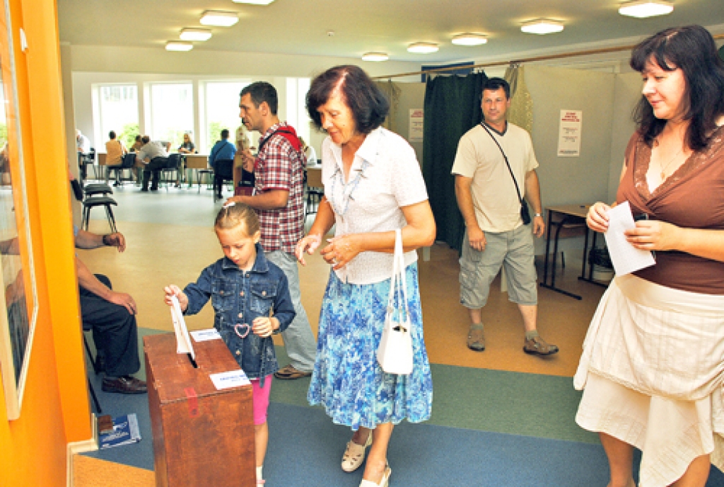 Uz 343. vēlēšanu iecirkni Bauskas 2. vidusskolā, piedalīties tautas nobalsošanā, bija atbraukusi ceraukstiete Sanita Lazdiņa (no labās) ar mammu Veru, meitiņu Madaru un dzīvesbiedru Oskaru Valmunski.  «Nu nevar vairs izturēt to, kas notiek Latvijā,» teic Sanita.  