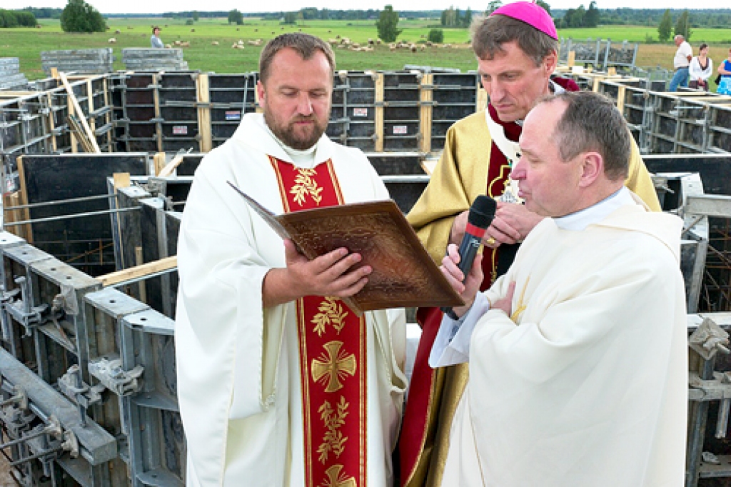 Svēto apustuļu kapelas iesvētīšanas ceremonijā Bruknā arhibīskaps Zbigņevs Stankevičs (centrā), priesteri Andrejs Mediņš (no kreisās) un Romualds Baļčūns. 