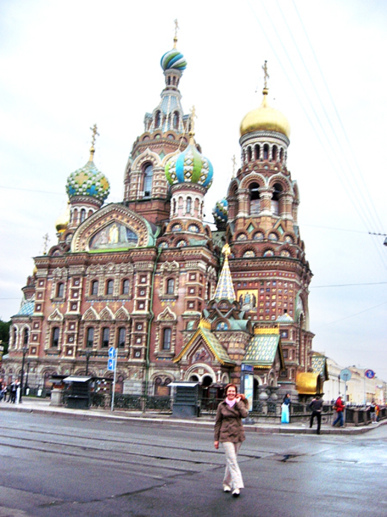Ilga Balode pie atjaunotās Kristus Augšāmcelšanās katedrāles Sanktpēterburgā.