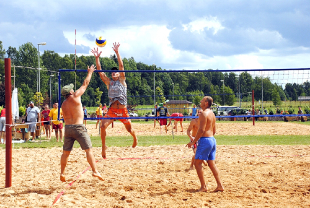 Aivars Petruševics (vidū) Vecumnieku novada pludmales volejbola turnīra spēlē mēģina bloķēt pretinieka gremdi. 