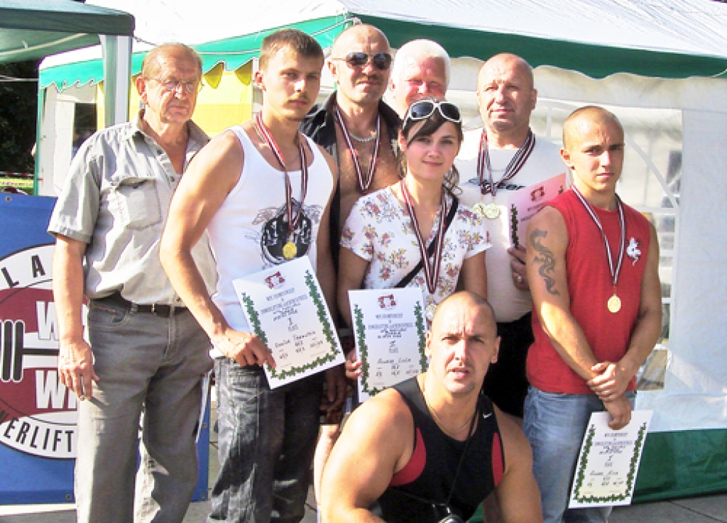 Bauskas komanda – Ivars Mizišs (no kreisās), Ervīns Paeglītis, Dainis Zaķis, Agnese Loča, Vilnis Belickis, Ivars Rigasts, Atvars Misa, pietupies – Armands Naglāzs.